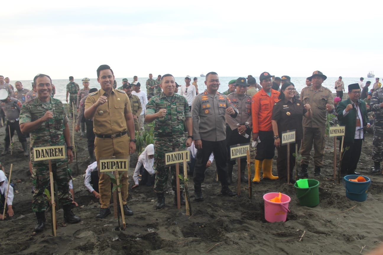 Danrem 073/Makutarama Bersama Bupati Kendal Tanam 8000 Batang Bibit Mangrove Di Pantai Kendal